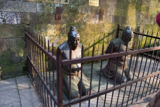 Did You Know You Could Slap Statutes? These “Traitor” Statues in Hangzhou image for article Did You Know You Could Slap Statutes? These “Traitor” Statues in Hangzhou